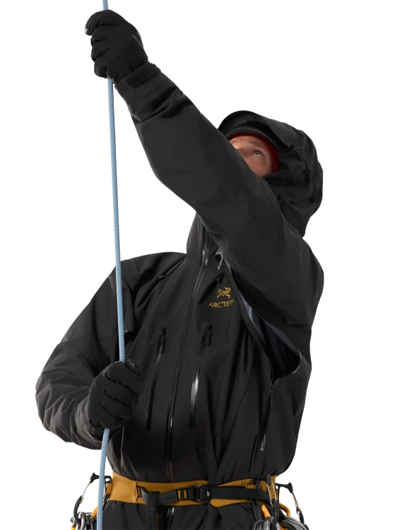 F25_X000009989_001929_Alpha SV Jacket_24K Black_Men_M_Pit-Zip_white-bg.png