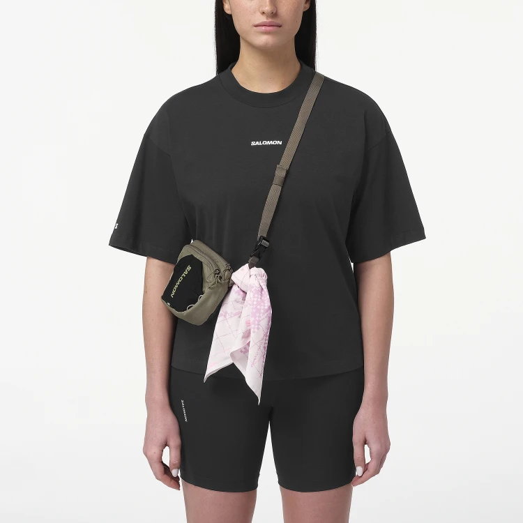 LC3014800 Koszulka damska Salomon LOGO SS TEE W DEEP BLACK TatraStore (2).png