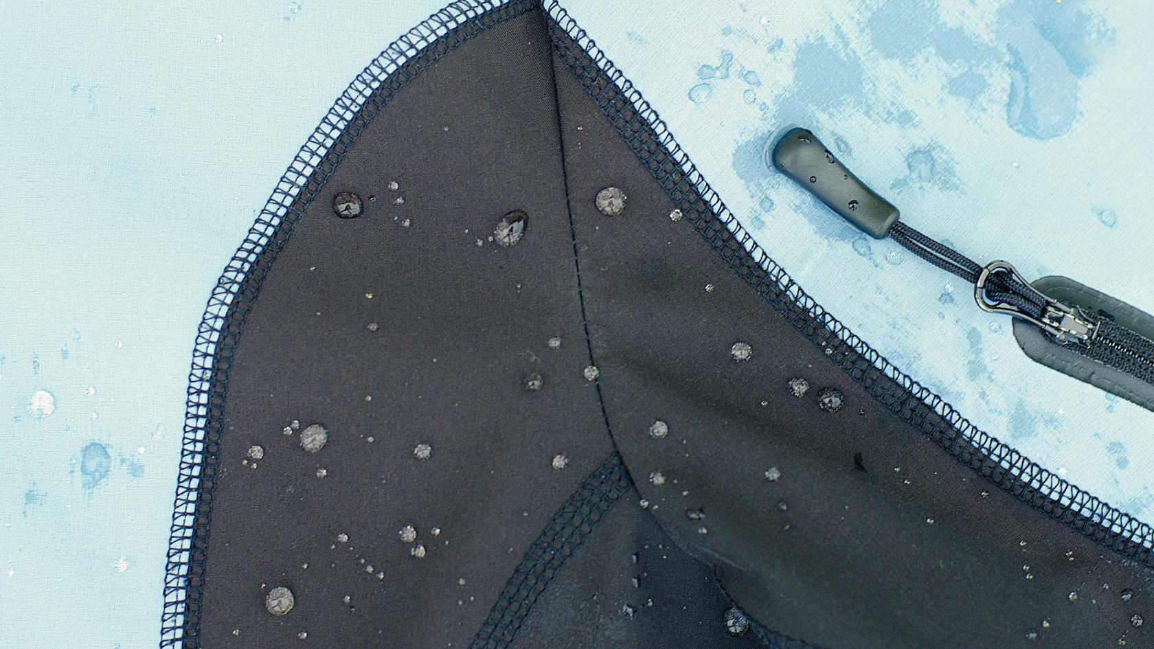 Czy softshell jest przeciwdeszczowy?